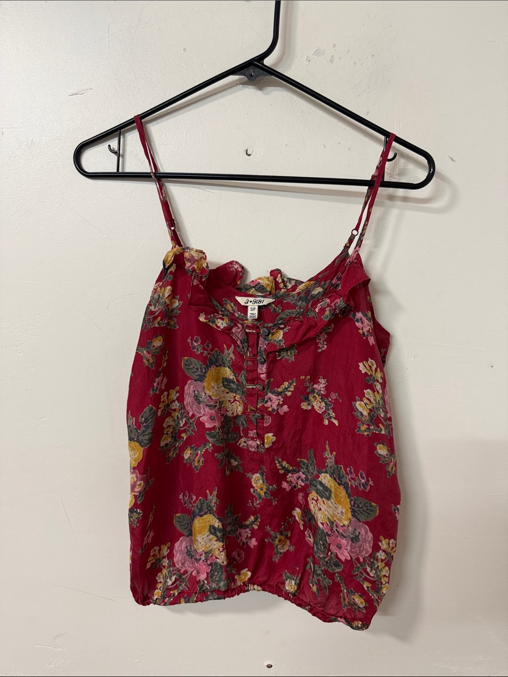 Woven Heart Floral Ruffle Strap Camisole in Wine